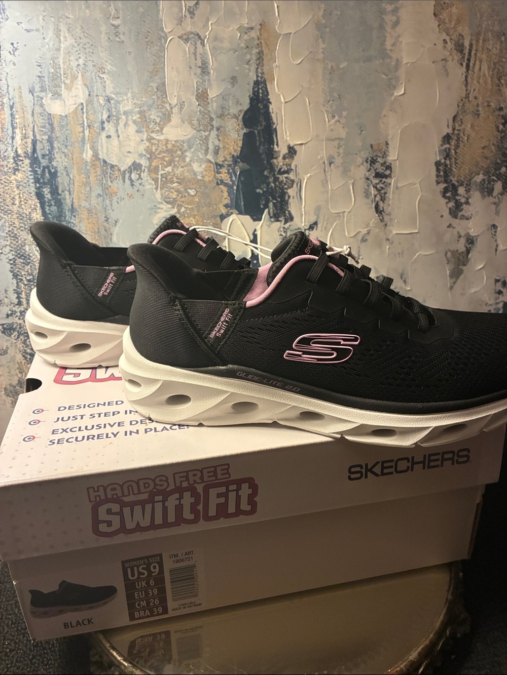 New InBox with Tags Skechers Women's Black Sneakers Pink Trim Swift Fit Size 9